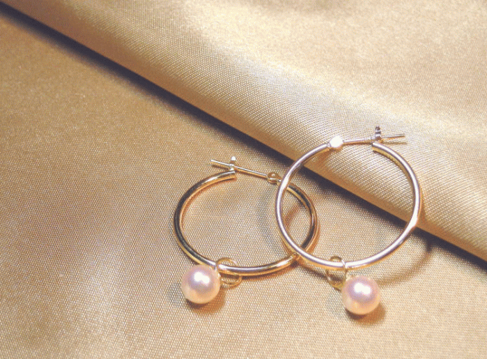 きらりと光るしっかりしたゴールドフープと、トップクラスのパールが美しいピアスです。